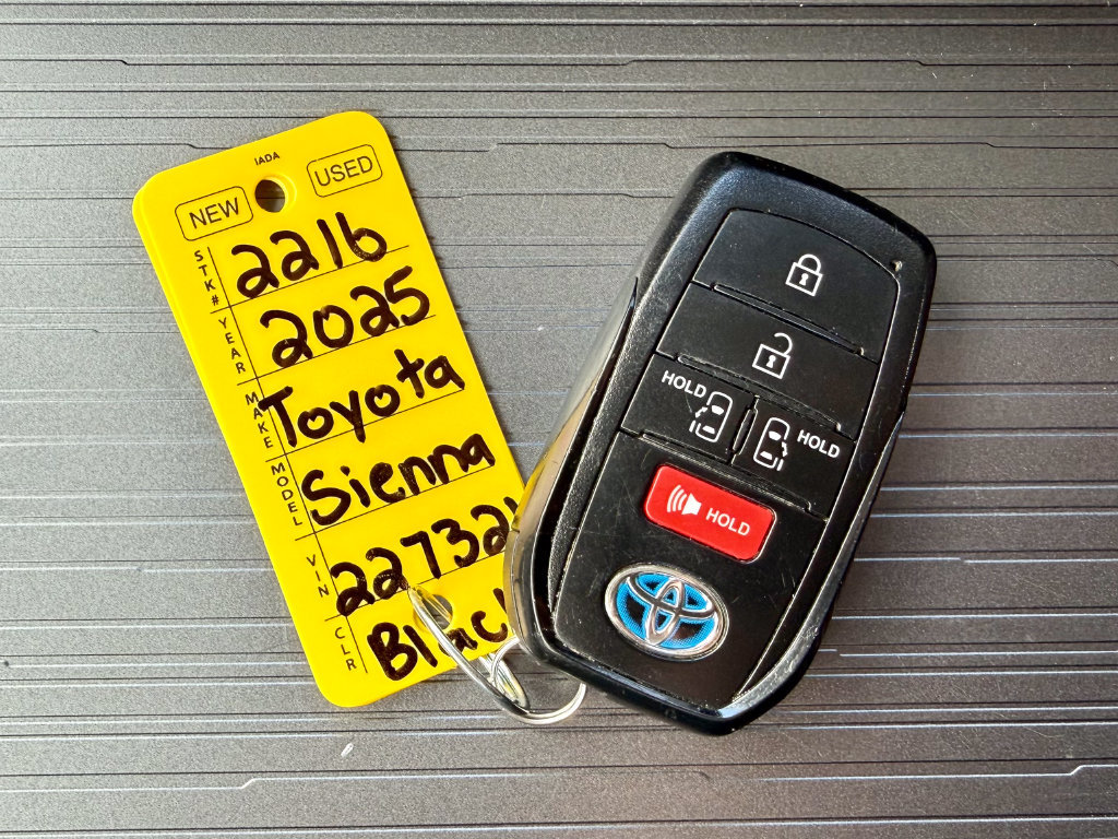 Used 2025 Toyota Sienna LE FWD image 39