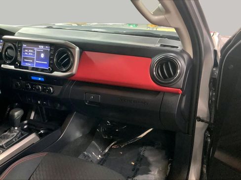Used 2021 Toyota Tacoma SR5 AWD/4WD image 19