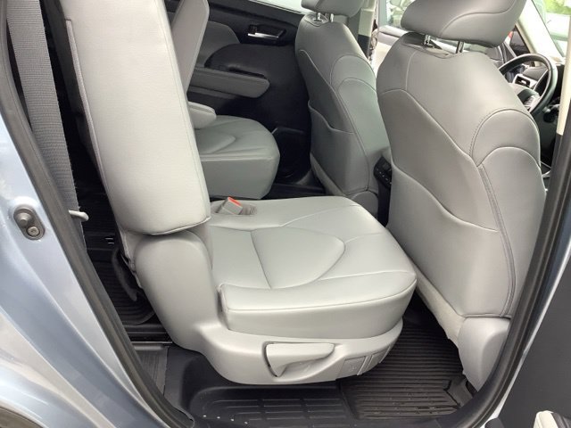 Used 2021 Toyota Highlander XLE AWD/4WD image 15
