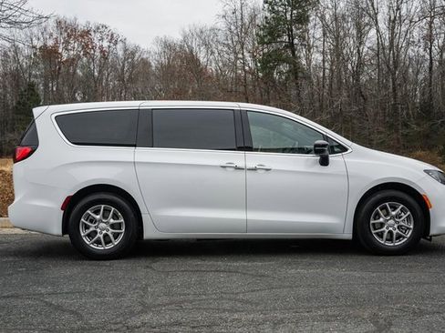 New 2026 Chrysler Voyager LX image 4