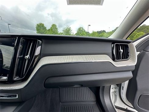 Used 2022 Volvo XC60 B5 Inscription w/ Protection Package Premier image 16