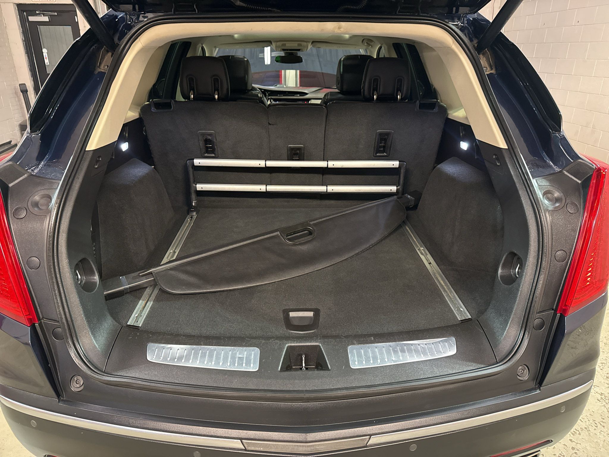 Used 2017 Cadillac XT5 Premium Luxury w/ Driver Assist Package AWD/4WD image 33