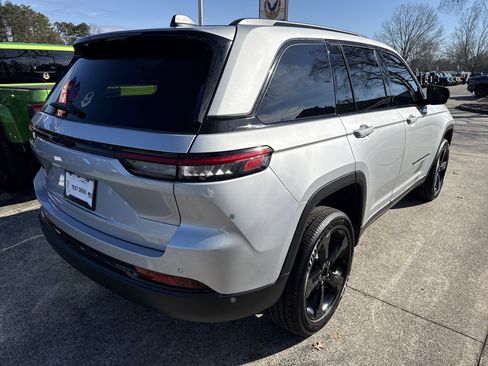 New 2025 Jeep Grand Cherokee Altitude image 6