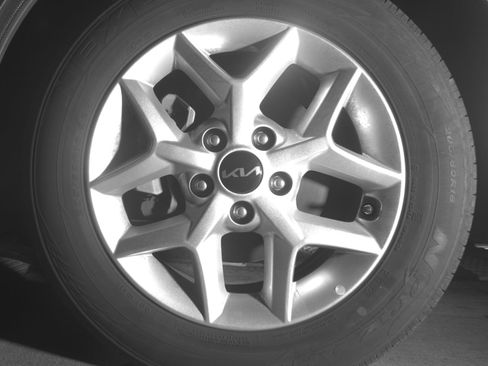 Used 2025 Kia Soul LX w/ LX Technology Package FWD image 12