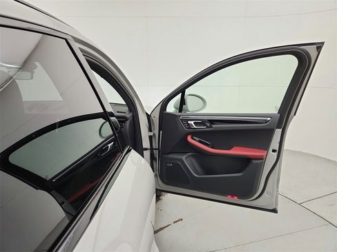 Used 2025 Porsche Macan image 21