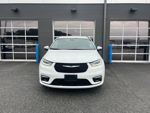 Used 2023 Chrysler Pacifica Touring-L FWD image 3
