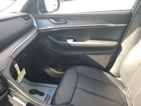 New 2025 Jeep Grand Cherokee Limited w/ Luxury Tech Group II image 18