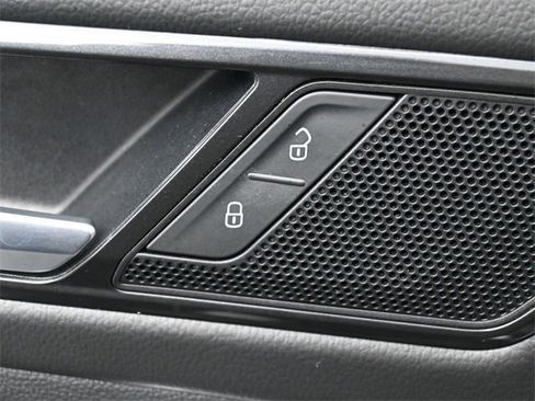 Used 2023 Volkswagen Tiguan SE R-Line image 14