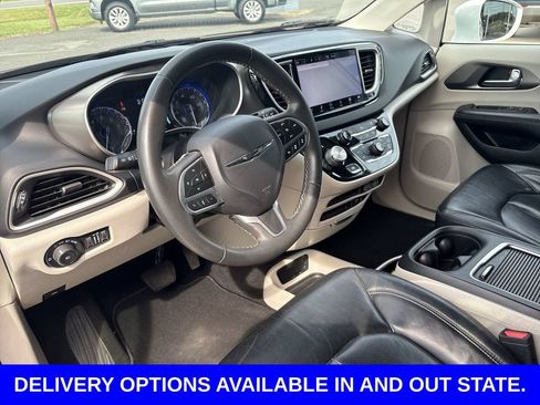 Used 2022 Chrysler Pacifica Touring-L FWD image 10