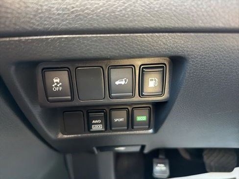 Used 2018 Nissan Rogue SV image 28