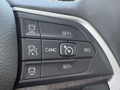 Used 2023 Jeep Grand Cherokee Limited AWD/4WD image 40