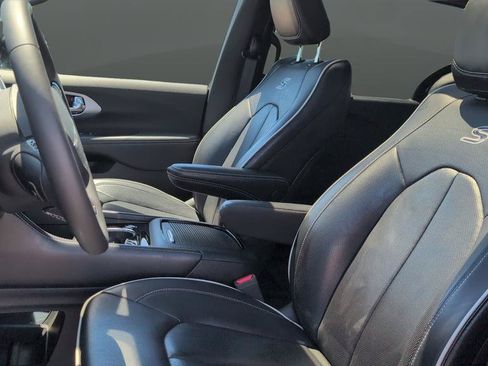 Used 2025 Chrysler Pacifica Limited FWD image 11