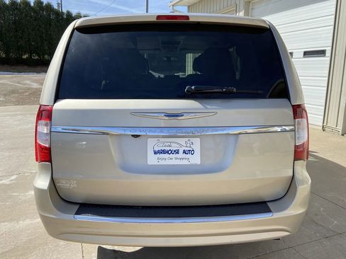 Used 2016 Chrysler Town & Country Touring w/ Driver Convenience Group FWD image 6