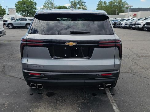 Used 2024 Chevrolet Traverse LS FWD image 6