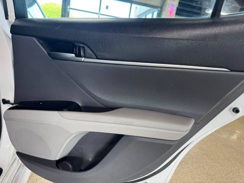Used 2018 Toyota Camry LE FWD image 12