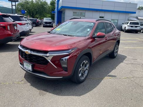 Used 2024 Chevrolet Trax LT w/ Driver Confidence Package FWD image 3