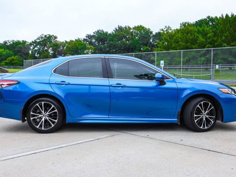 Used 2019 Toyota Camry SE FWD image 5