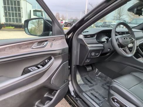 Certified 2024 Jeep Grand Cherokee Overland w/ Luxury Tech Group IV AWD/4WD image 19