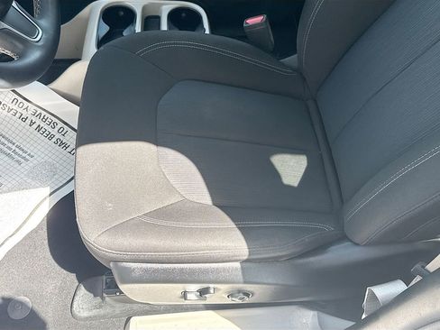 Used 2023 Chrysler Voyager LX image 21