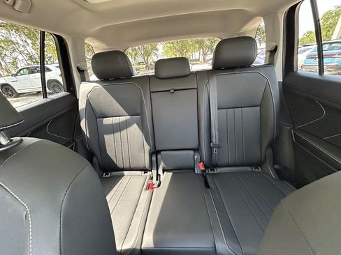 Used 2023 Volkswagen Tiguan SE w/ Panoramic Sunroof Package FWD image 13