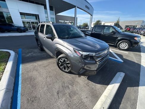 Used 2025 Subaru Forester Premium AWD/4WD image 4