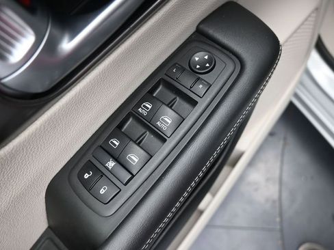 Used 2024 Chrysler Pacifica Limited FWD image 20
