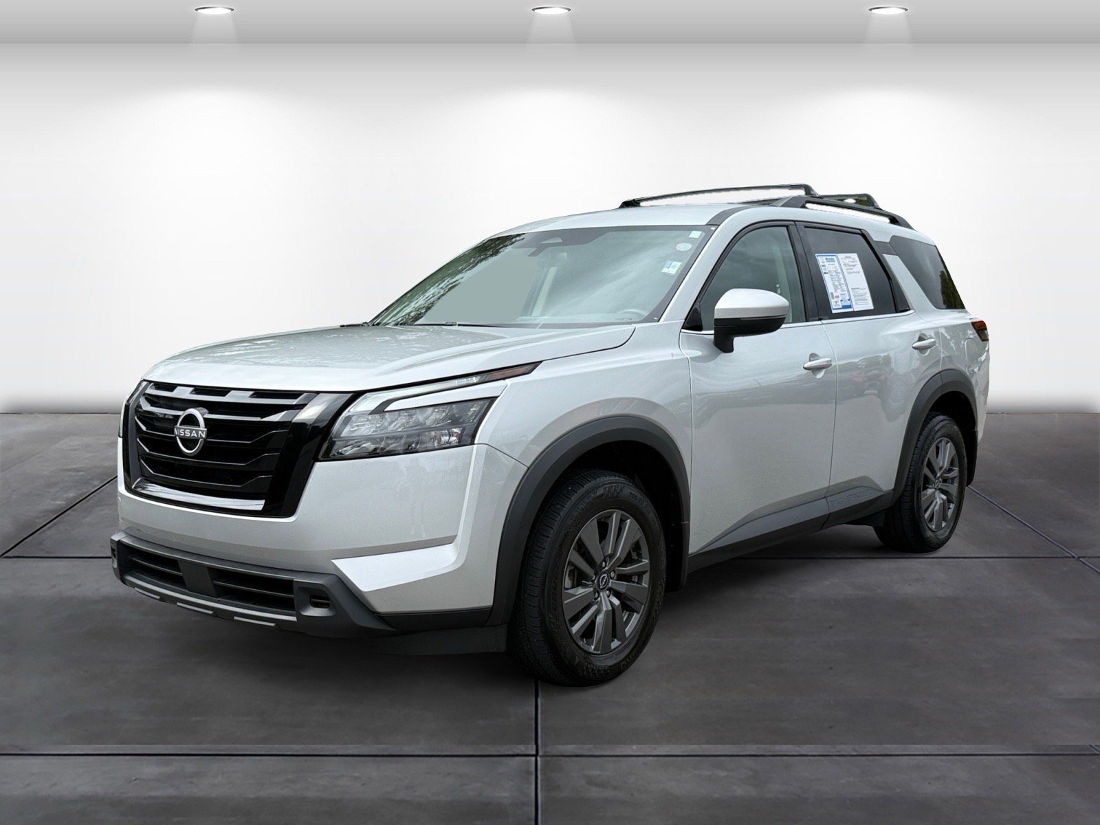 Used 2024 Nissan Pathfinder SV w/ Black Appearance Package FWD image 4