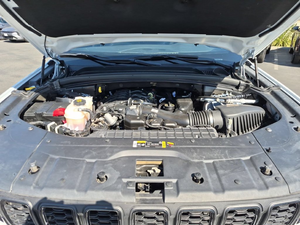 Used 2025 Jeep Grand Cherokee Altitude AWD/4WD image 35