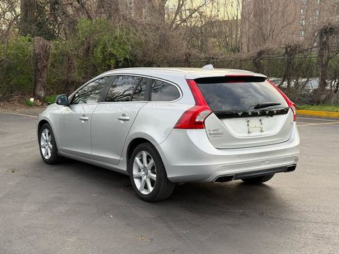 Used 2017 Volvo V60 T5 Premier w/ Convenience Package image 5