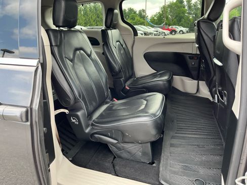 Used 2018 Chrysler Pacifica Limited w/ Tire & Wheel Group FWD image 34