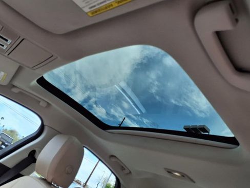 Used 2018 Jaguar XF Premium image 3