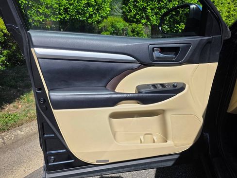 Used 2019 Toyota Highlander XLE AWD/4WD image 10