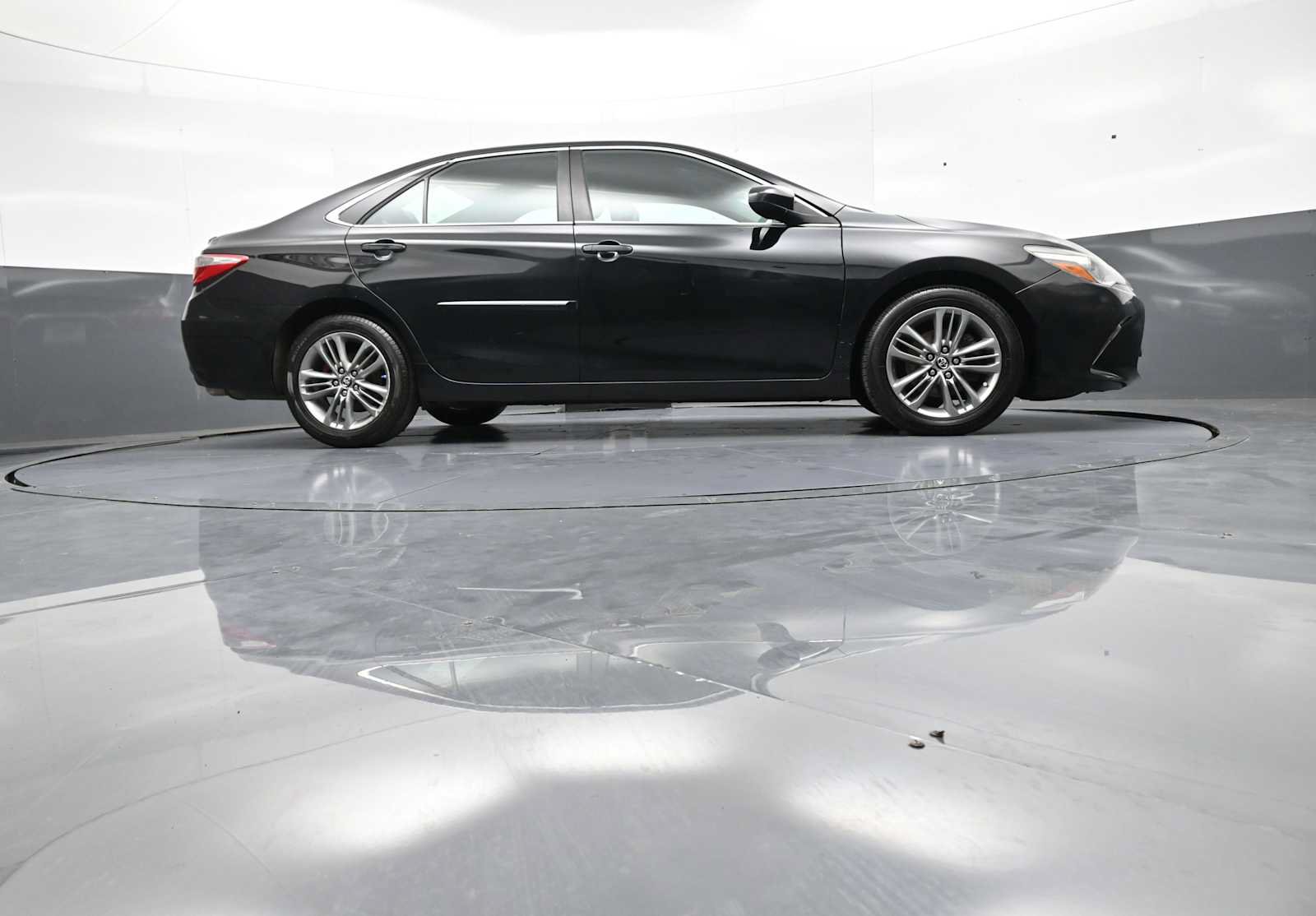 Used 2016 Toyota Camry SE w/ Protection Package (Q2) FWD image 27