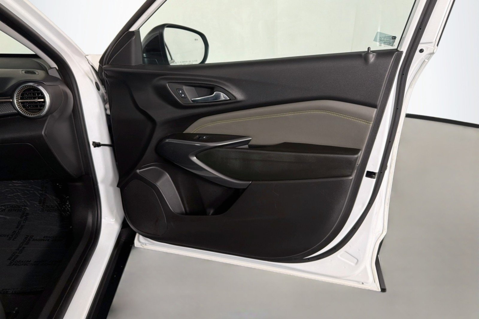 Used 2024 Chevrolet Trax ACTIV w/ Sunroof Package FWD image 25