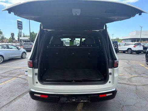 Used 2022 Jeep Wagoneer Series III w/ Premium Group I AWD/4WD image 13