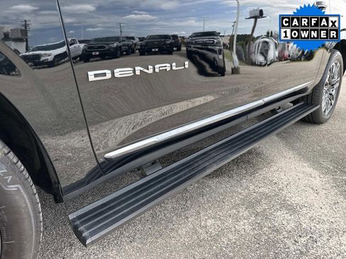 Used 2023 GMC Yukon XL Denali Ultimate image 12