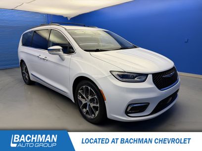 Used 2022 Chrysler Pacifica Limited w/ Uconnect Theater Family Group