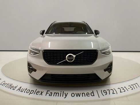 Used 2025 Volvo XC40 B5 Plus AWD/4WD image 9