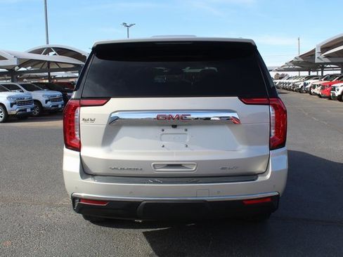 Used 2023 GMC Yukon SLT w/ SLT Luxury Package image 4