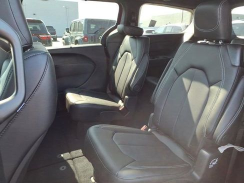 New 2026 Chrysler Pacifica Select image 16
