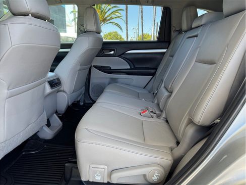 Used 2019 Toyota Highlander XLE AWD/4WD image 22