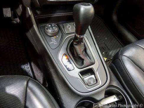 Used 2019 Jeep Cherokee Trailhawk AWD/4WD image 18