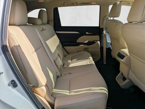 Used 2016 Toyota Highlander XLE image 21