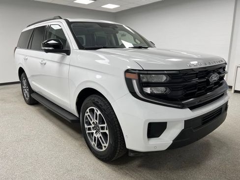 Used 2025 Ford Expedition Active AWD/4WD image 2