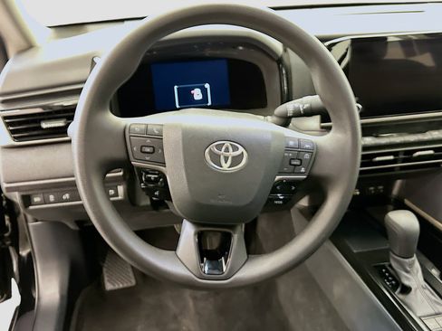 Used 2025 Toyota Camry LE image 18