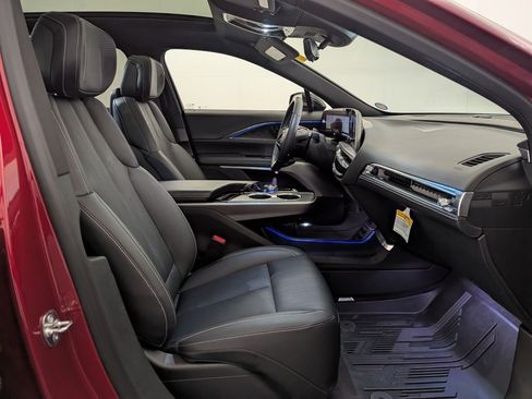 Used 2024 Cadillac Lyriq Luxury w/ LPO, Floor Liner Package image 33