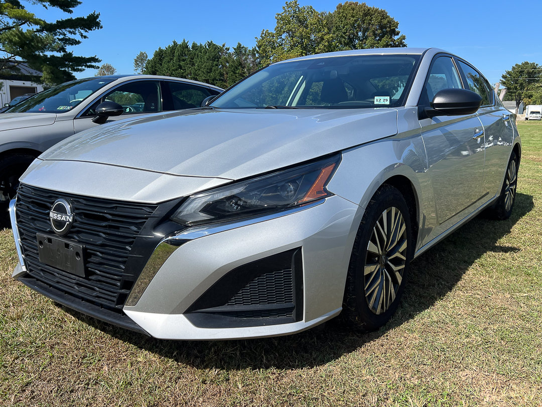 Used 2024 Nissan Altima 2.5 SV FWD image 2