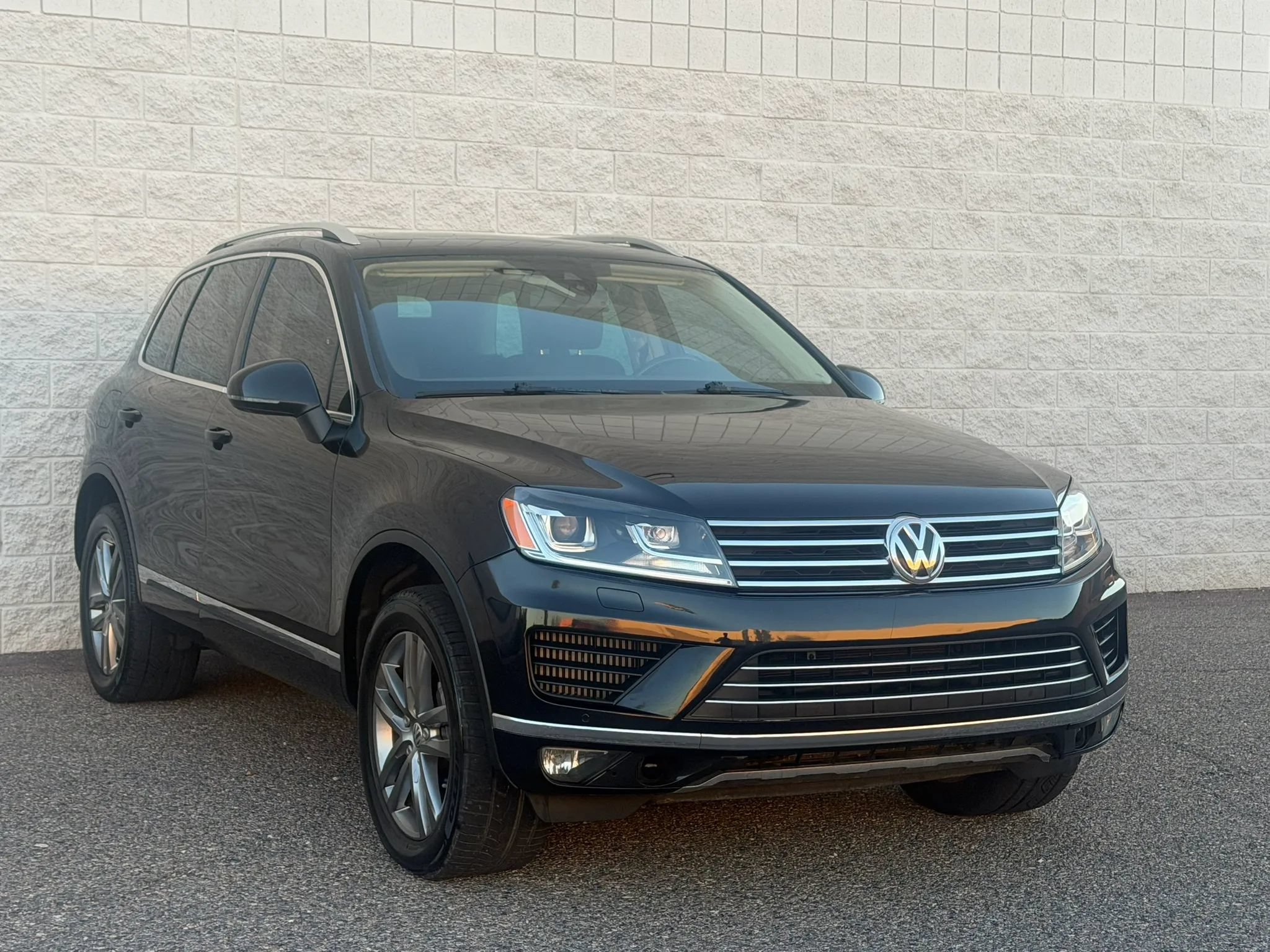 Used 2016 Volkswagen Touareg Sport AWD/4WD image 3