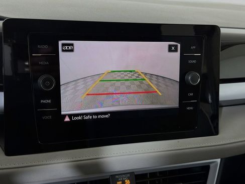 Used 2025 Volkswagen Taos SE image 17