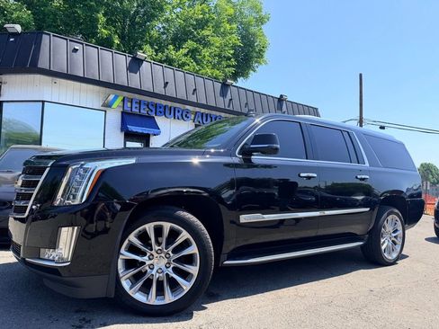 Used 2017 Cadillac Escalade ESV Luxury AWD/4WD image 2